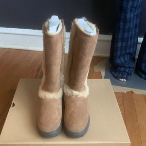UGG Sunburst Tall - size 8